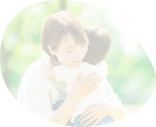 抱き合うママと子ども
